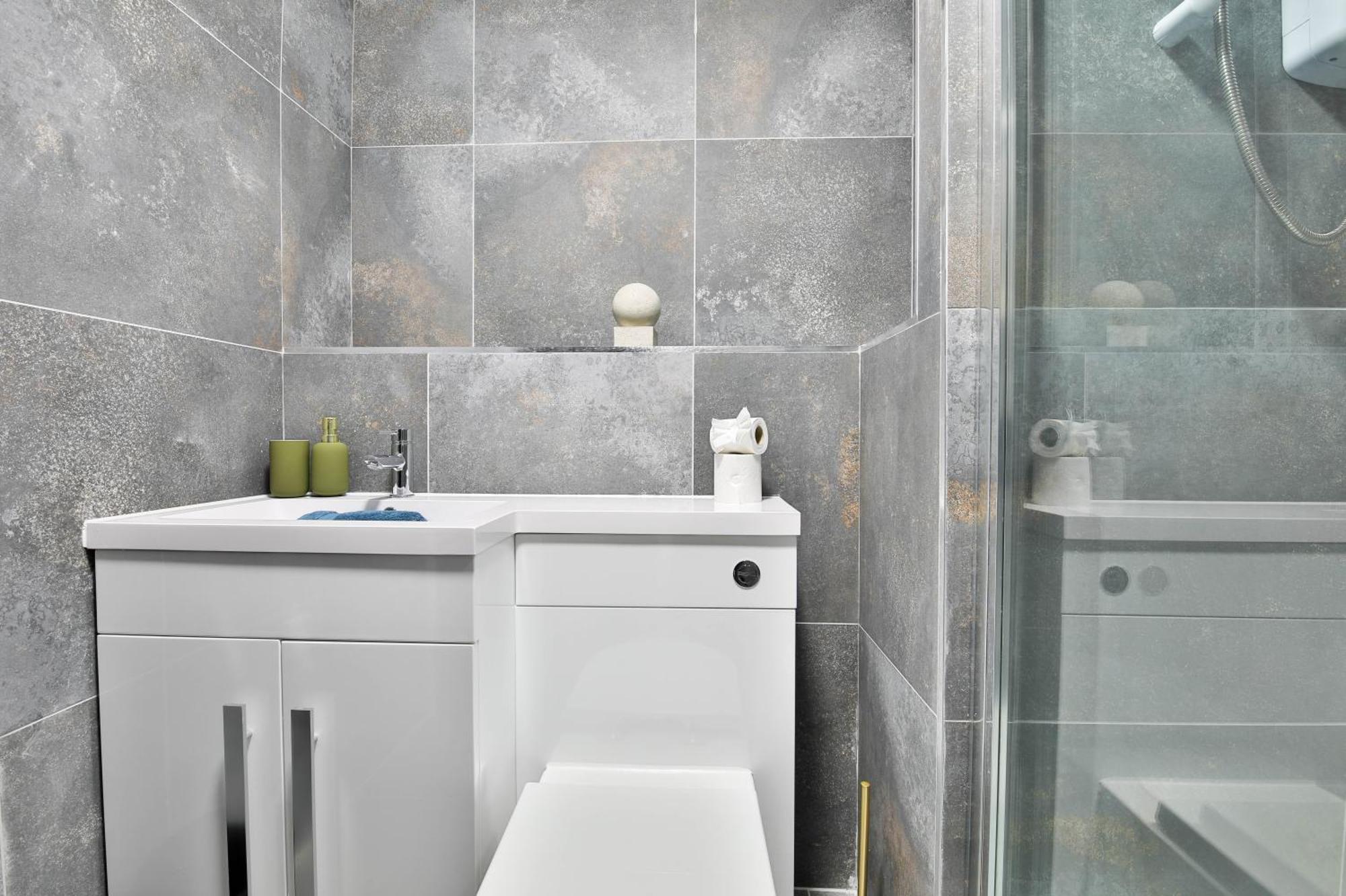 Amber Vista 2 Bedroom Apartments- Supermarket, Coffee Shop, Restaurants & Parking Below Κάρντιφ Εξωτερικό φωτογραφία