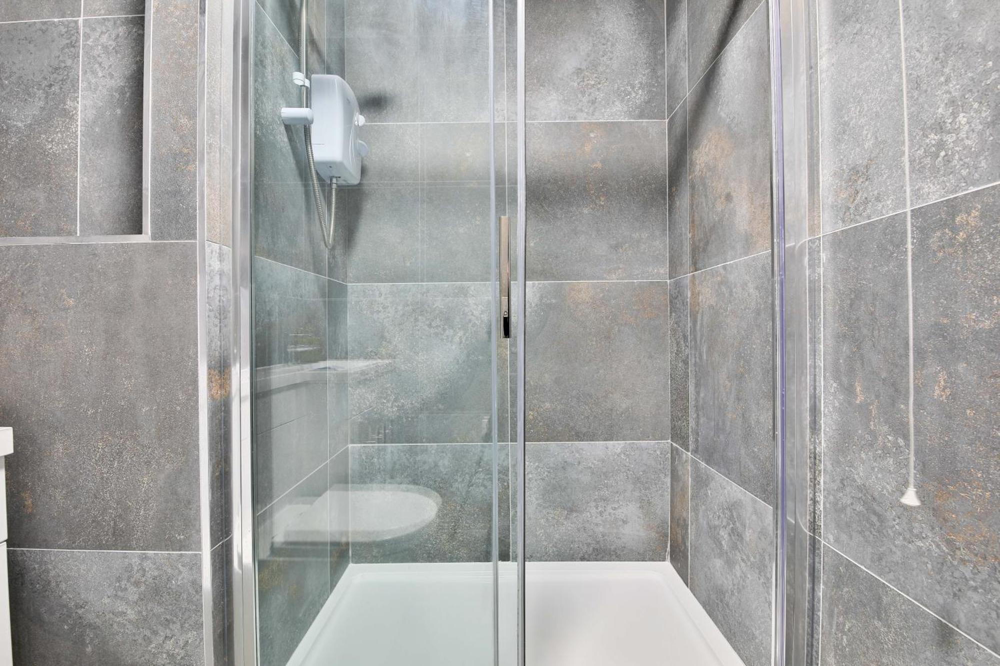 Amber Vista 2 Bedroom Apartments- Supermarket, Coffee Shop, Restaurants & Parking Below Κάρντιφ Εξωτερικό φωτογραφία